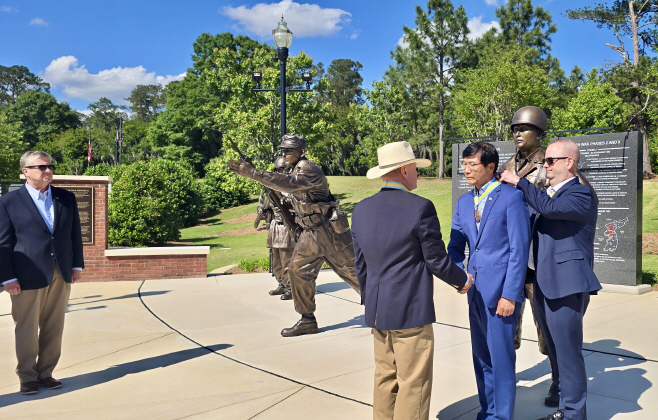 5.4일 미국 보병·병참협회 최고훈장 수훈.jpg