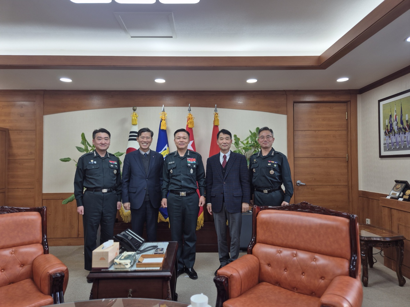 7면 재단 육사방문.jpg
