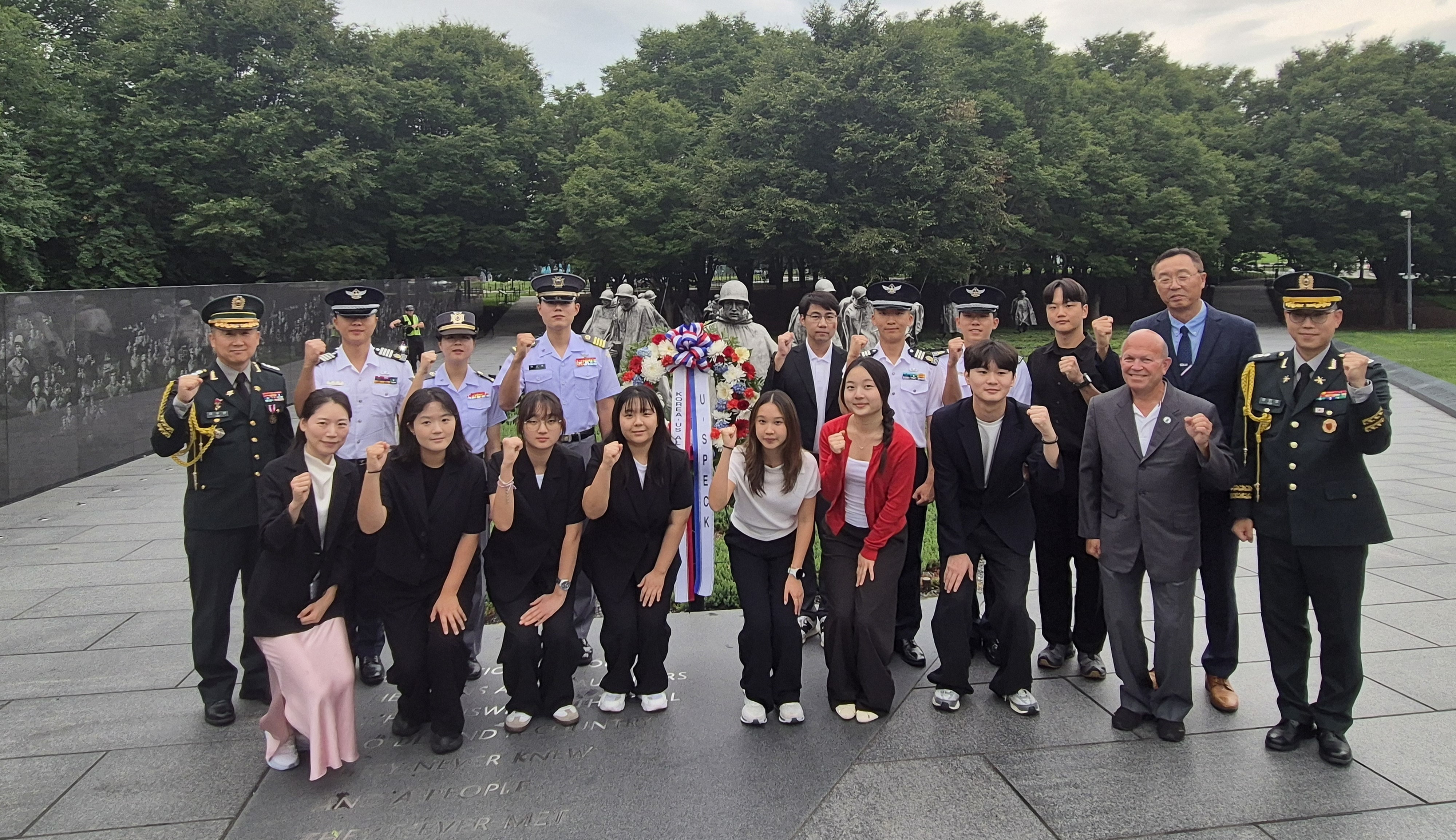 7면 한국전참전비헌화.jpg